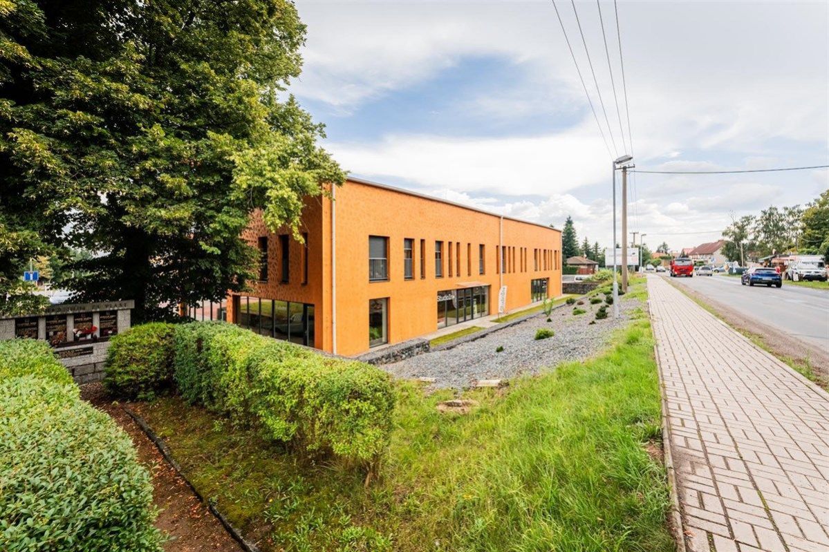 Prodej komerčních prostor KANCELÁŘE - SHOWROOM - SKLADY, 875 m2 v BD Želivec - Sulice