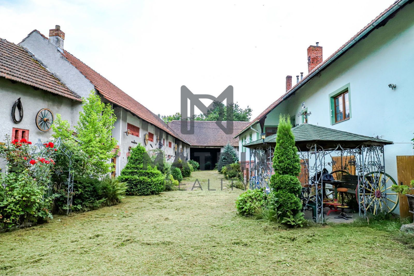 Prodej krásného statku, 153m2 (953m2), pozemek 2018m2, Třebnice u Sedlčan - (foto&nbsp;č.&nbsp;1)