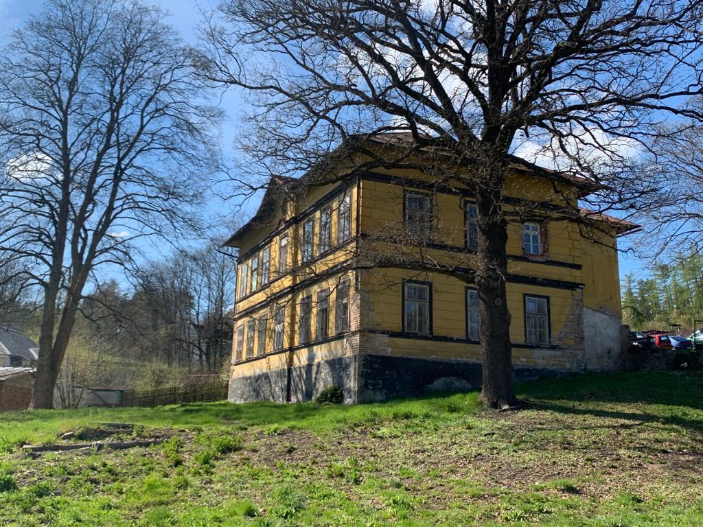 Historická budova bývalé školy v Krušných horách  v obci Suchá u Nejdku, Karlovarský kraj, obrázek č. 3