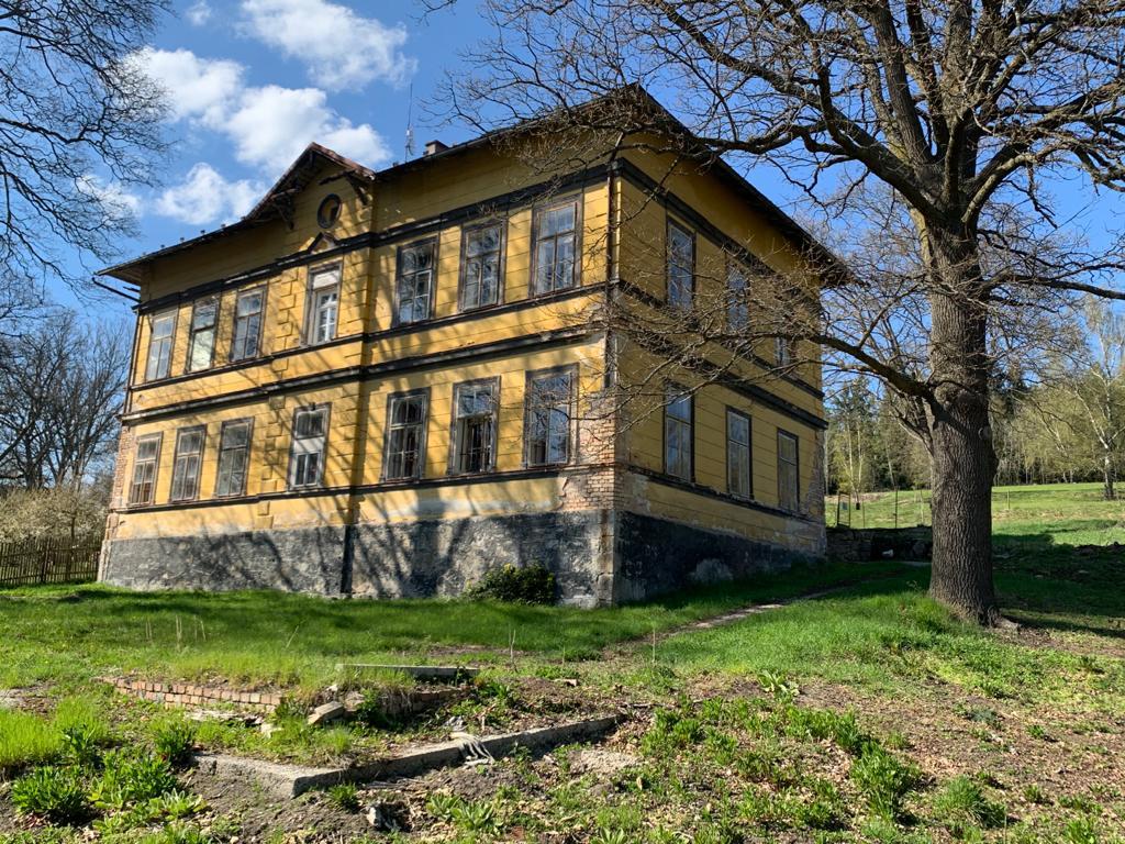 Historická budova bývalé školy v Krušných horách  v obci Suchá u Nejdku, Karlovarský kraj, obrázek č. 2