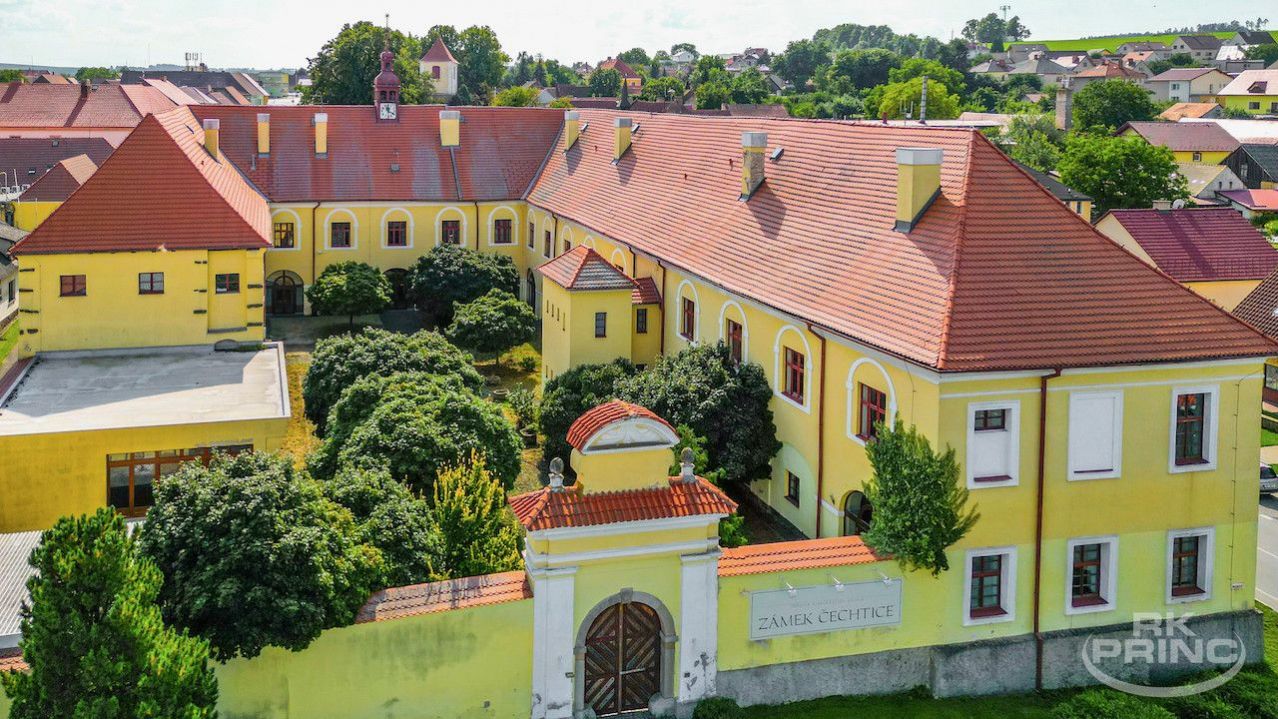 Historický zámek užitná plocha 1.672 m2, na pozemku 3.871 m2, městys Čechtice, okr. Benešov, obrázek č. 1