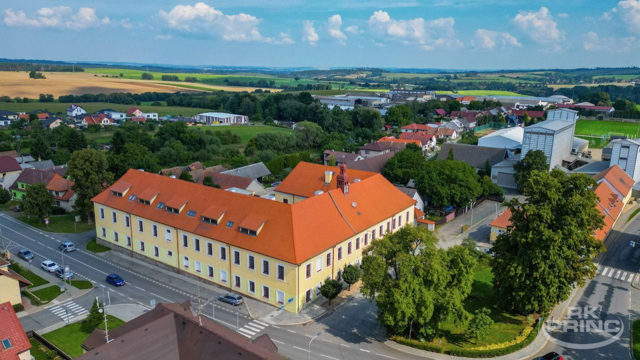 Historický zámek užitná plocha 1.672 m2, na pozemku 3.871 m2, městys Čechtice, okr. Benešov, obrázek č. 2