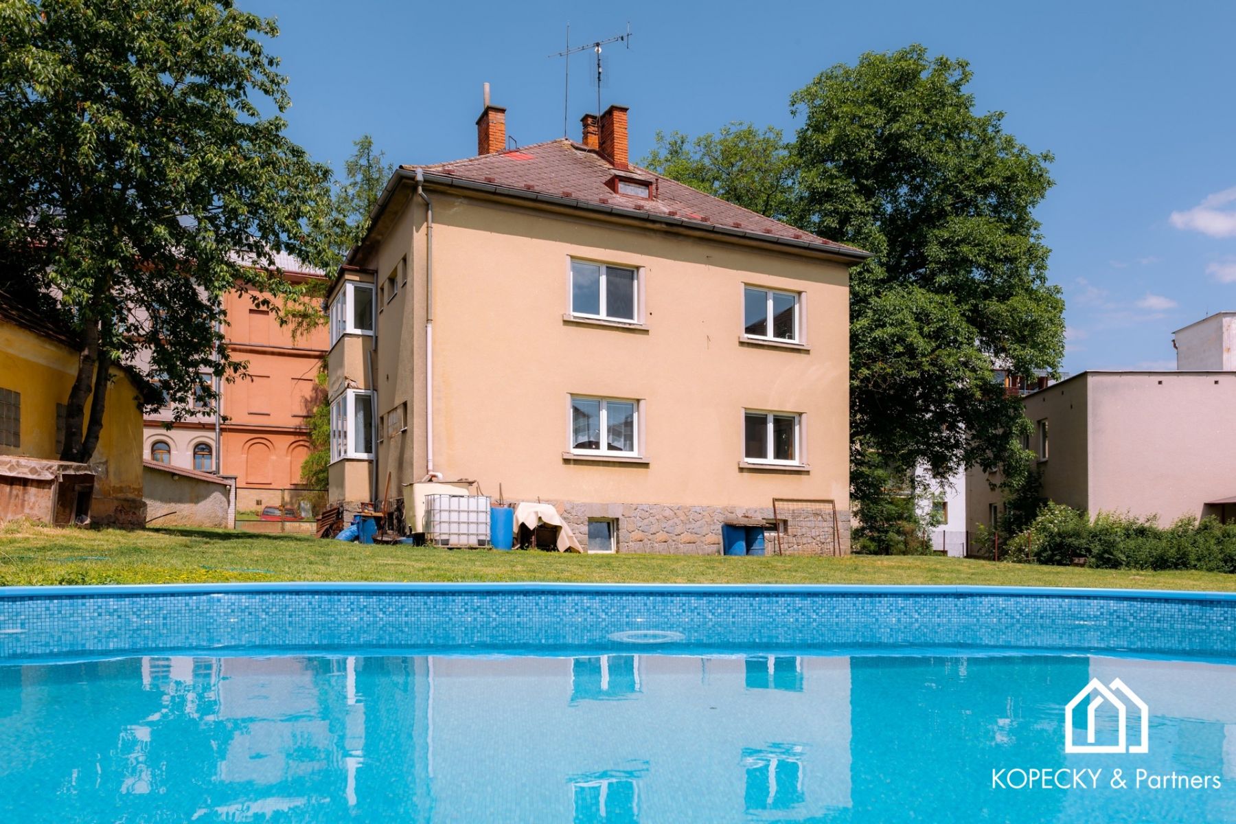 Prodej rodinného domu s bazénem, obrázek č. 1