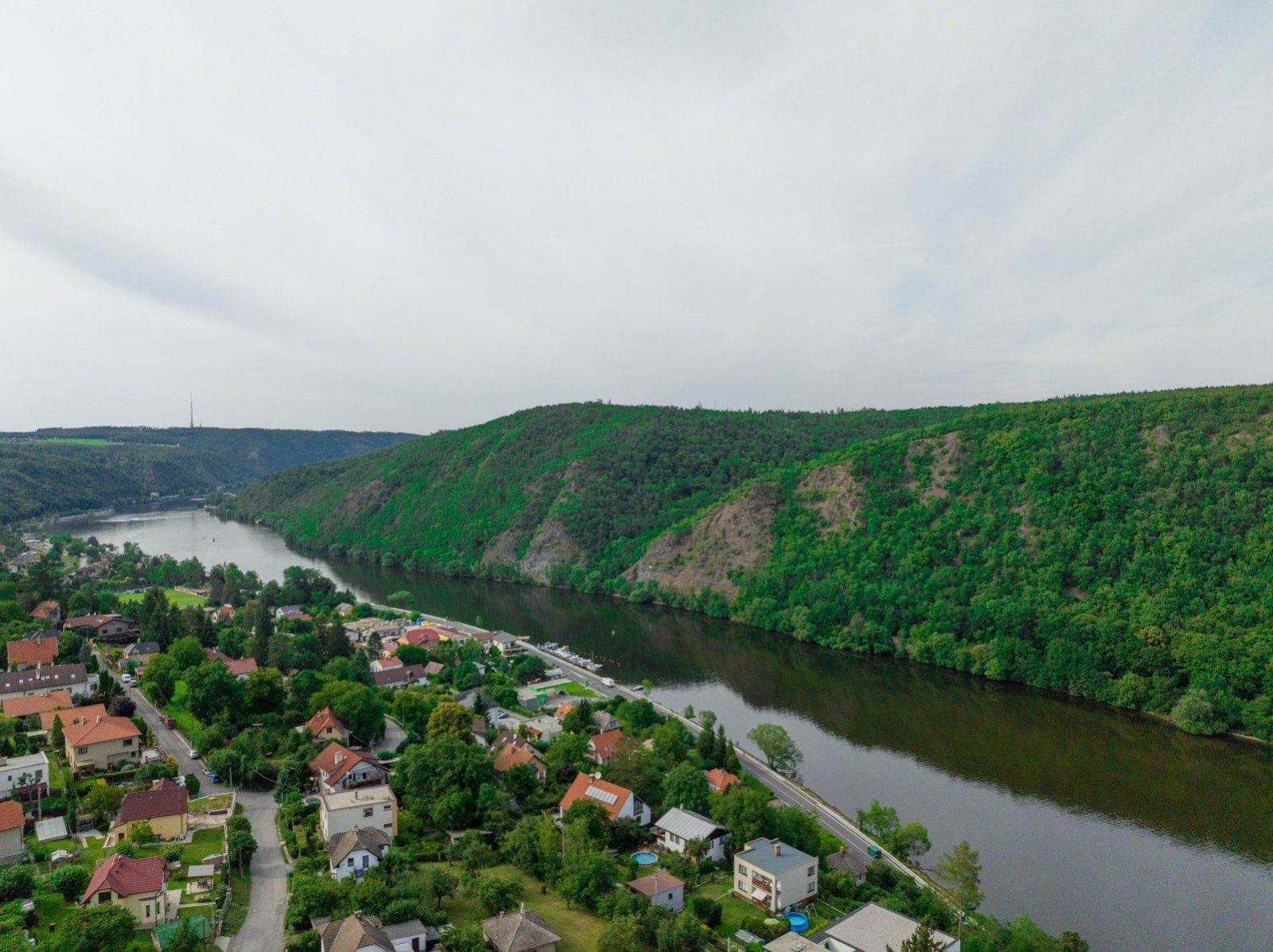 Stavební pozemek s výhledem na řeku a okolí krajiny  Praha-Západ, obrázek č. 1