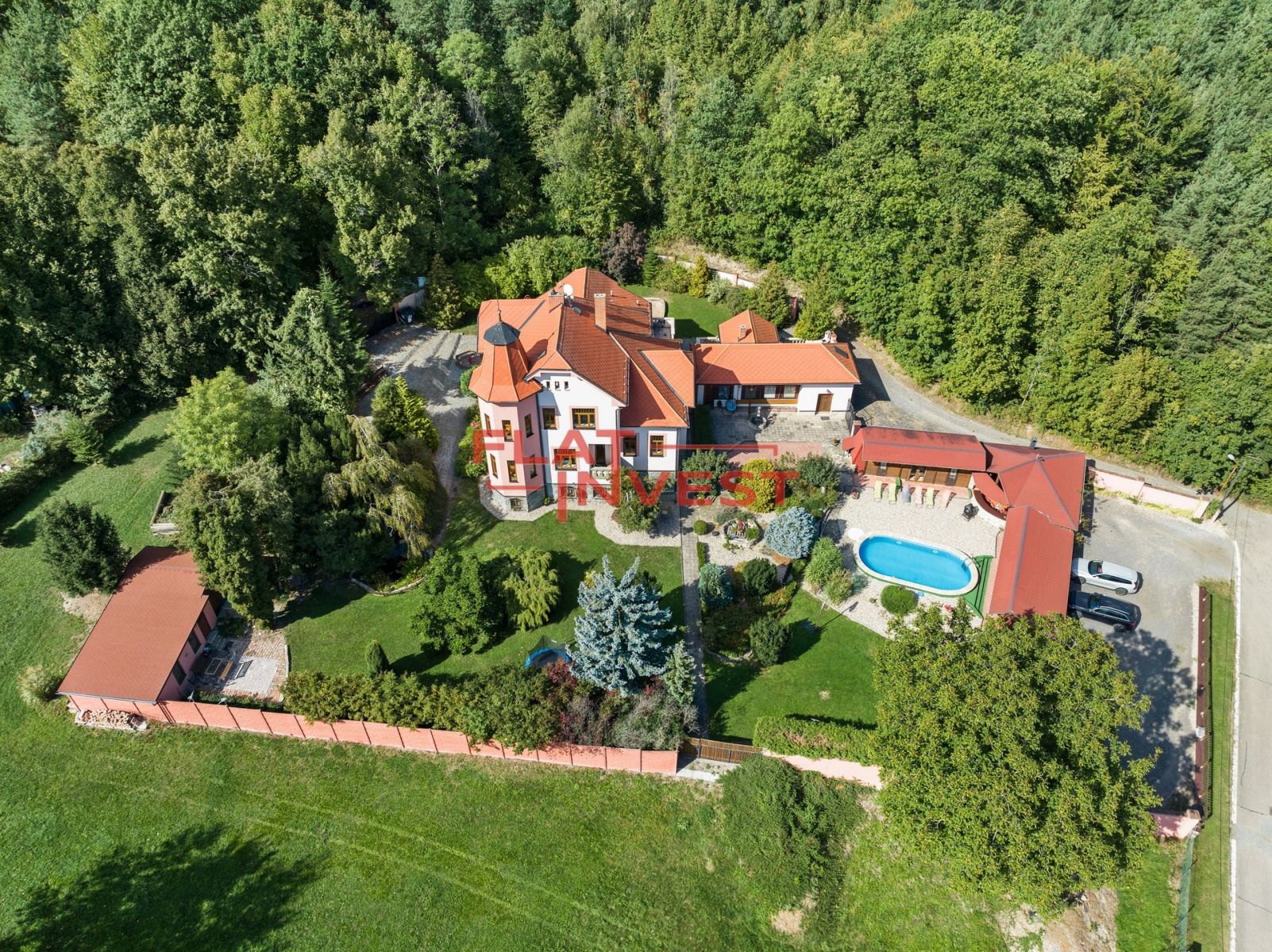 Rodinný dům v Hroubovicích na prodej, více než 500 m2 užitné plochy a více než 5.555 m2 pozemku, obrázek č. 2