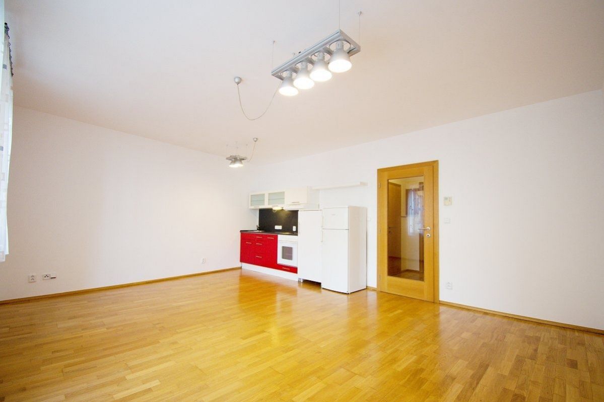 Pronájem bytu 1+kk, 39 m2 - Praha - Vysočany, obrázek č. 2