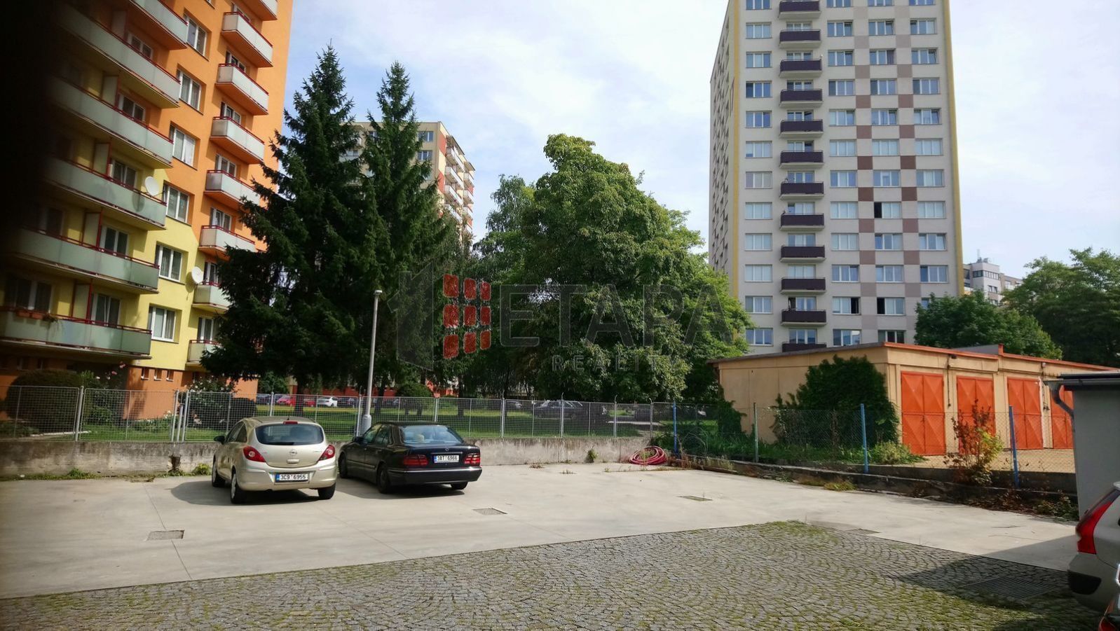 Nabízíme k pronájmu parkovací stání v uzavřeném dvoře v Kubatově ul. v Českých Budějovicích, obrázek č. 1