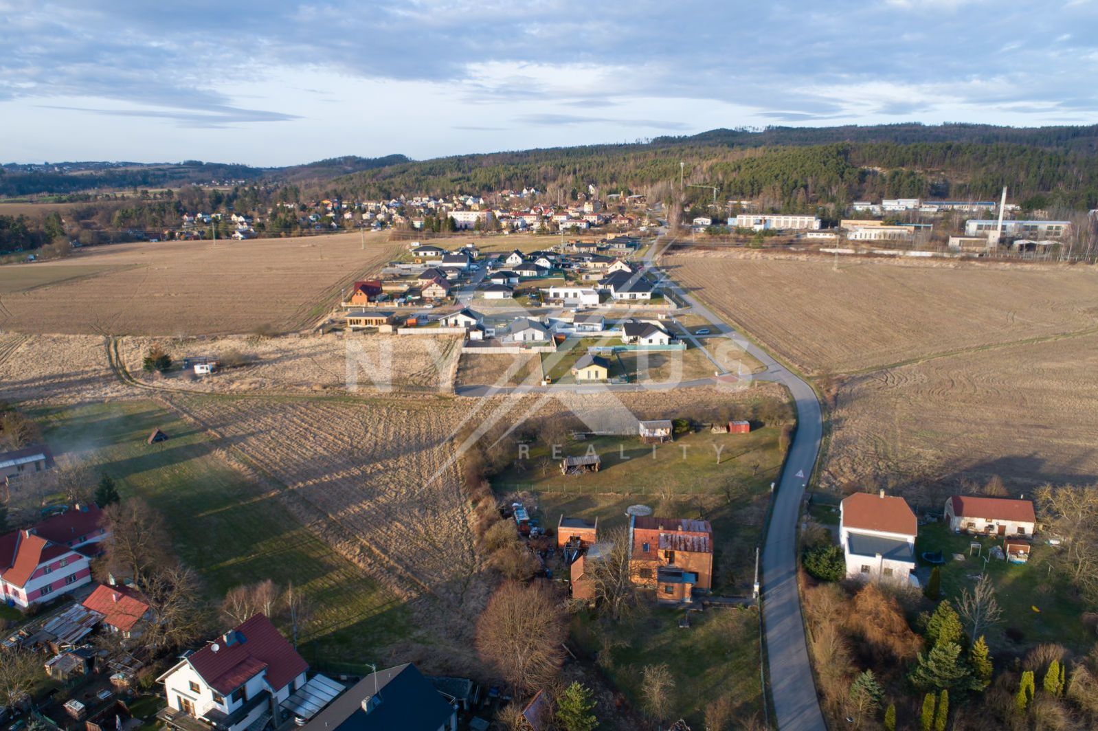Prodej pozemku 875m2 se stavebním povolením pro RD, Kamenný přívoz, okres Praha-západ, obrázek č. 3