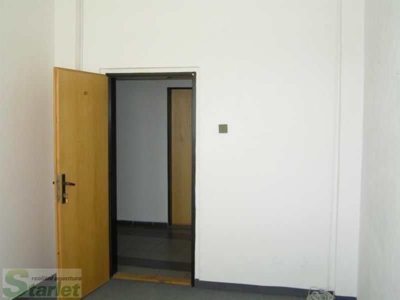 Samostatná kancelář 13,4 m2 v administrativní budově, P9 - Běchovice, obrázek č. 2