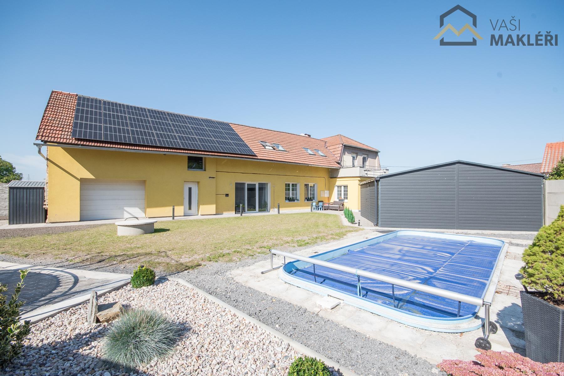 Prostorný rodinný dům s pozemkem 830m2, bazénem, fotovoltaikou, tepelným čerpadlem 