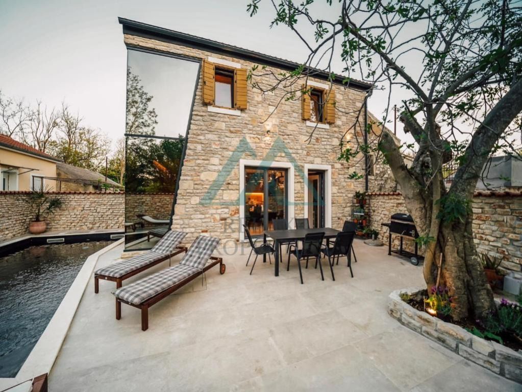 Novostavba moderní kamenné vily s bazénem, 400 m od moře, Zadar, Chorvatsko, obrázek č. 1