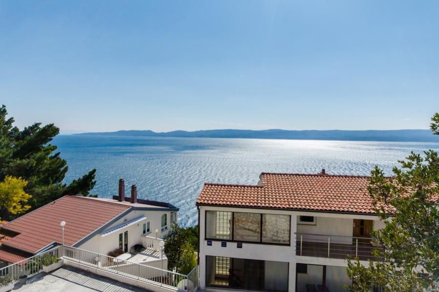 Dům za atraktivní cenu na Omišské riviéře s výhledem na moře, 40 m od moře, Chorvatsko, obrázek č. 1
