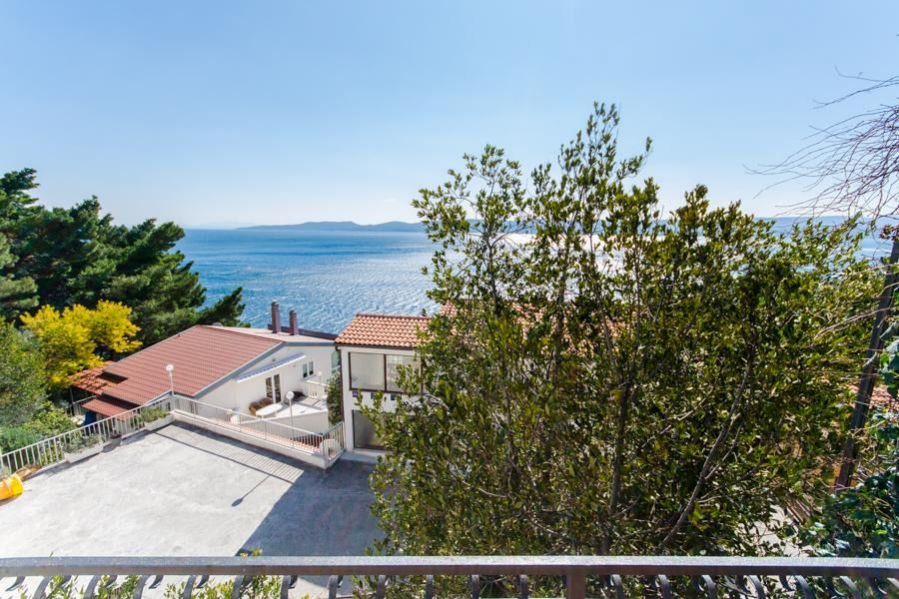 Dům za atraktivní cenu na Omišské riviéře s výhledem na moře, 40 m od moře, Chorvatsko, obrázek č. 2