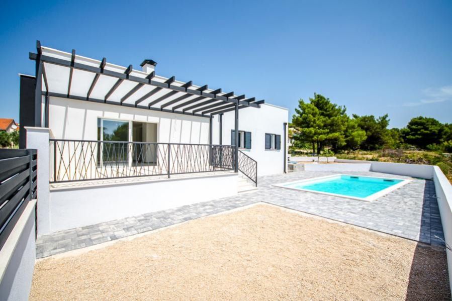 Nově postavený rodinný dům s bazénem, 500 m od moře, Vodice, Chorvatsko, obrázek č. 1