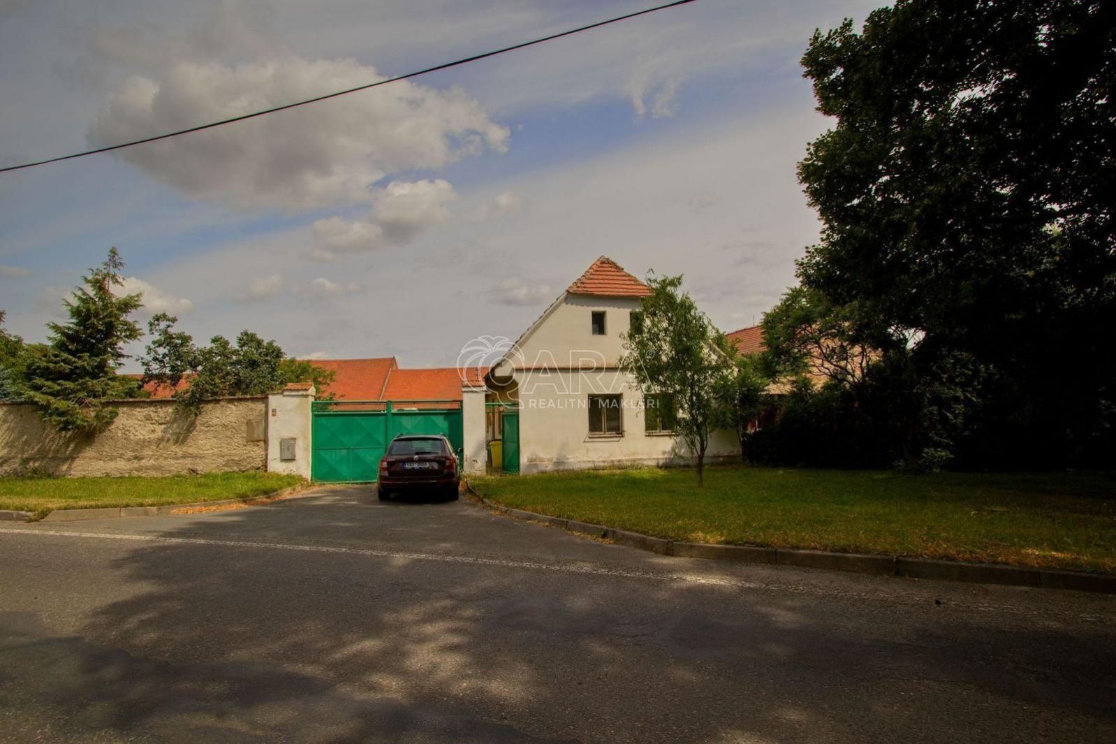 Prodej statku v Milčicích s pozemkem 5389 m2, 36 km od Prahy, obrázek č. 1