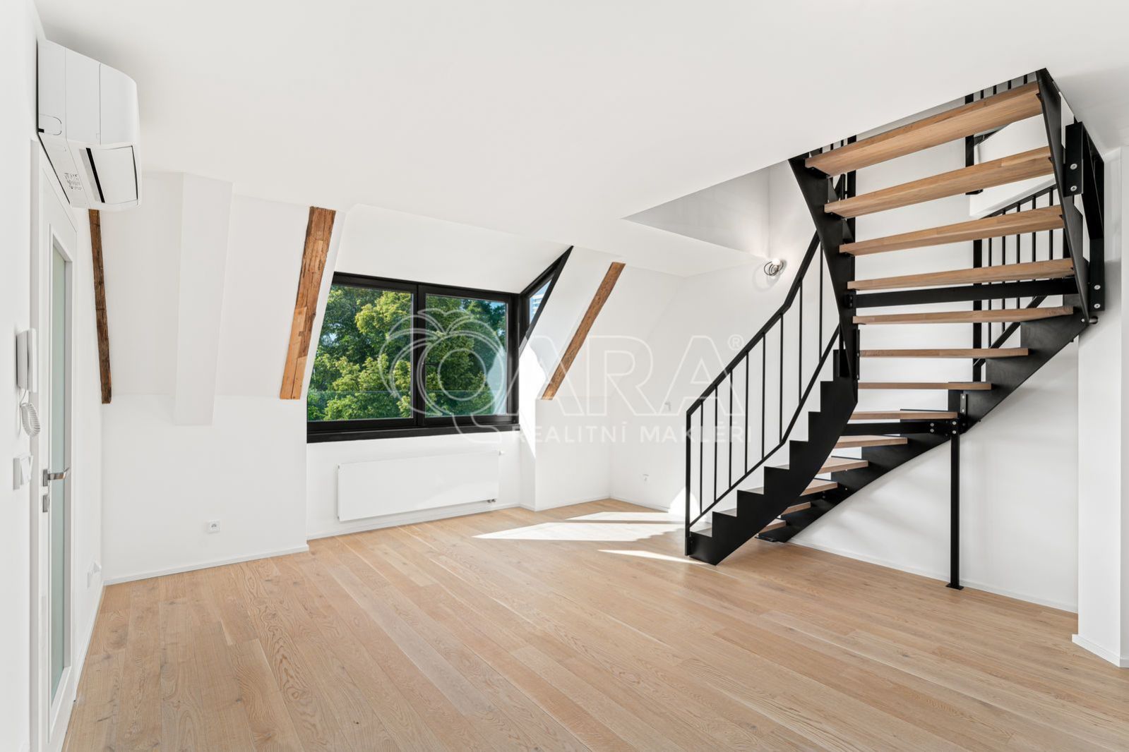 Moderní mezonet 5+kk, 127 m2, komfortní rodinné bydlení s jedinečnou atmosférou v barokním zámečku, obrázek č. 3