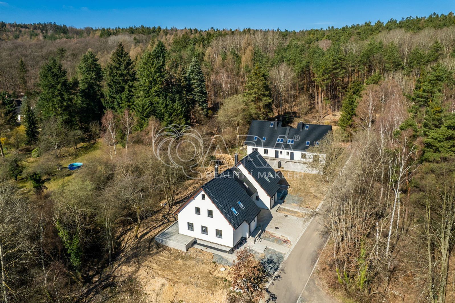 Prodej rozestavěného domu sousedící s rozsáhlým lesem na okraji Mníšku pod Brdy, obrázek č. 1