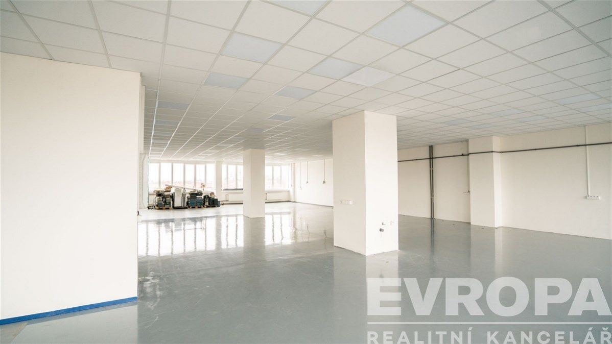 Pronájem administrativního - skladového prostoru 2.400 m2 v Hradci Králové, obrázek č. 3