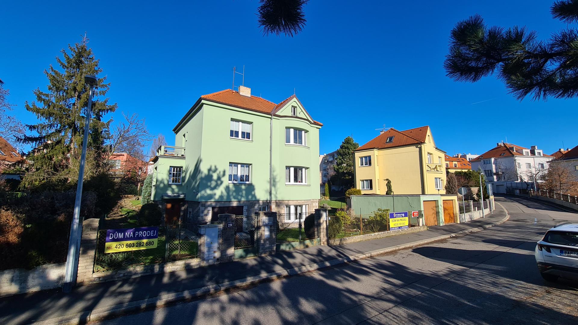 Prodej rodinného domu (3 bytové jednotky)se zahradou a dvěma garážemi, ul. Točitá, Praha 4 - Krč, obrázek č. 2