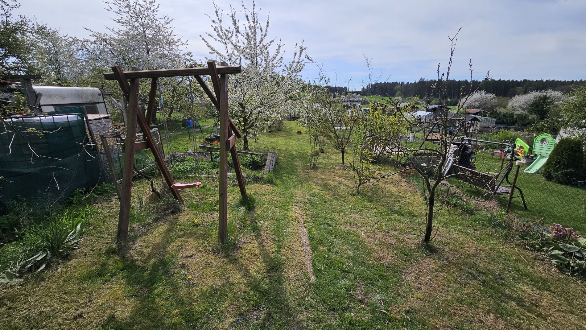 Zahradní chata s udržovanou zahrádkou / ovocné stromy, skleník / Milín u Příbramě, obrázek č. 2